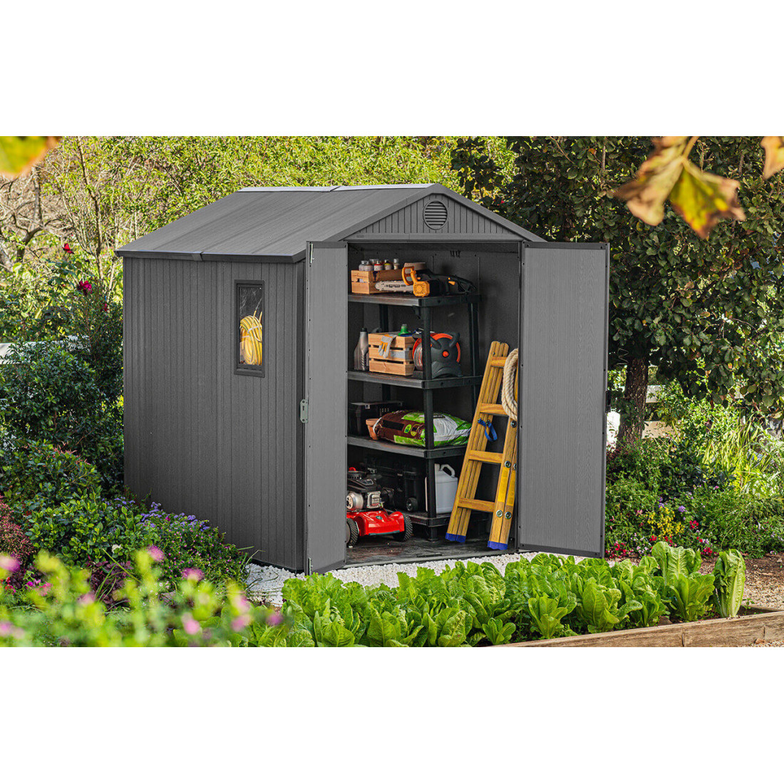 Aranżacja w ogrodzie zagospodarowanego wnętrza narzędziowni DARWIN o rozmiarze 6x8 od firmy Keter