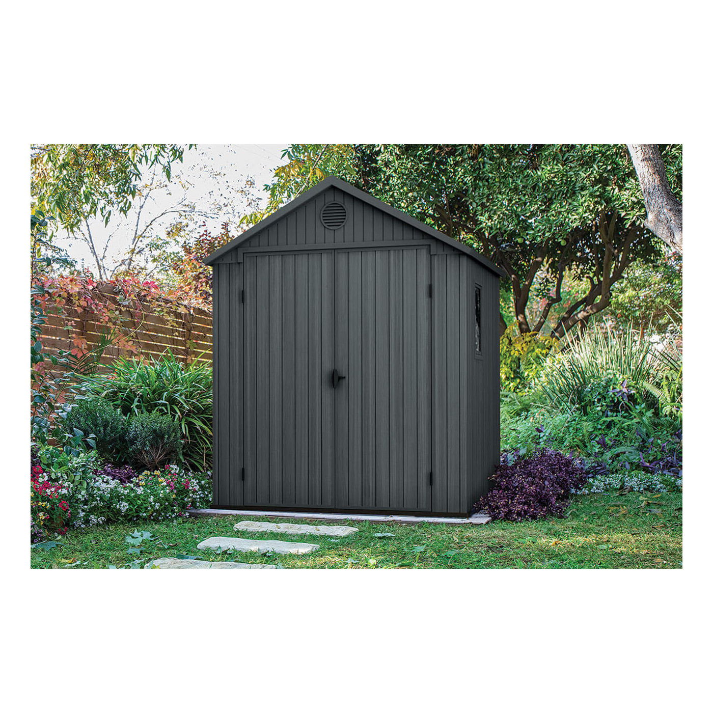 Aranżacja domku ogrodowego DARWIN 6x8 Graphite wykonanego z tworzywa sztucznego
