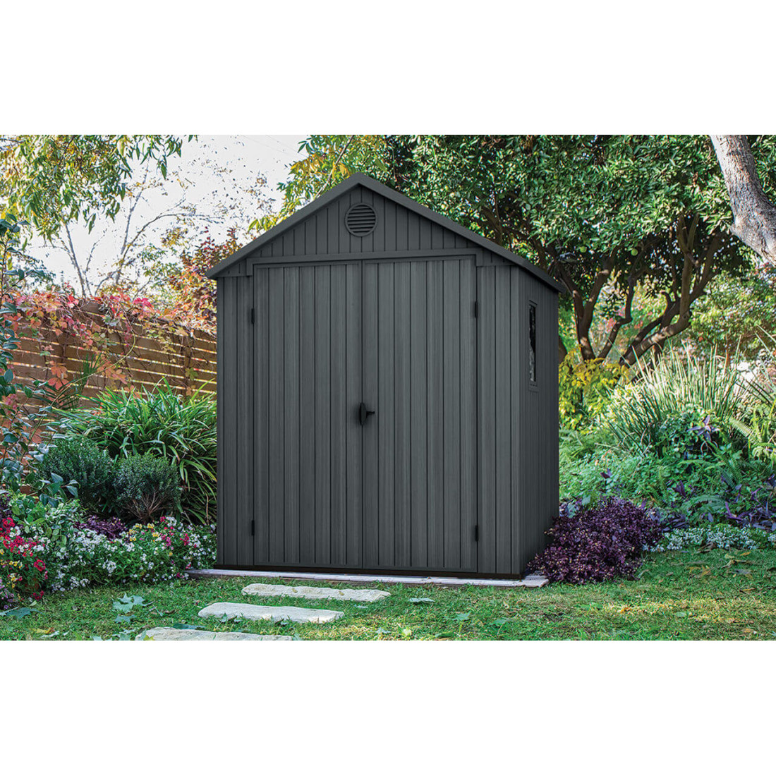 Aranżacja domku ogrodowego DARWIN 6x8 Graphite wykonanego z tworzywa sztucznego