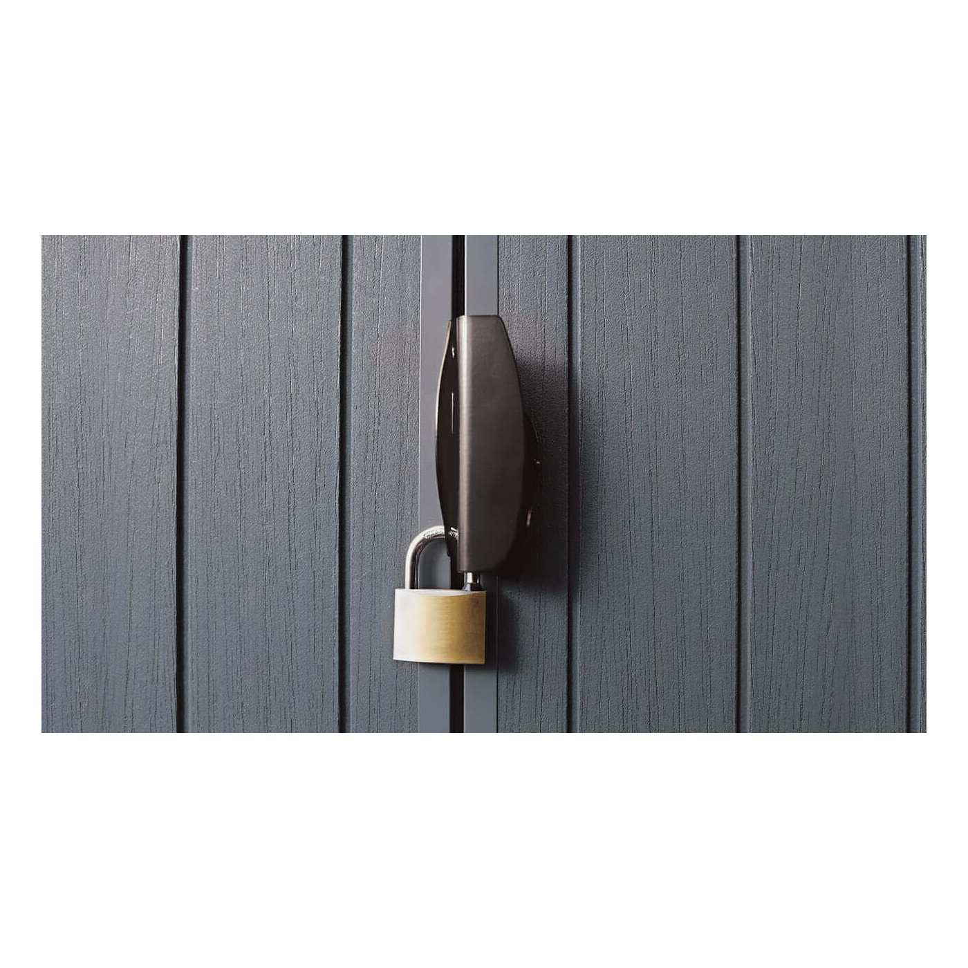 Zbliżenie na możliwość zamknięcia narzędziowni przy pomocy kłódki