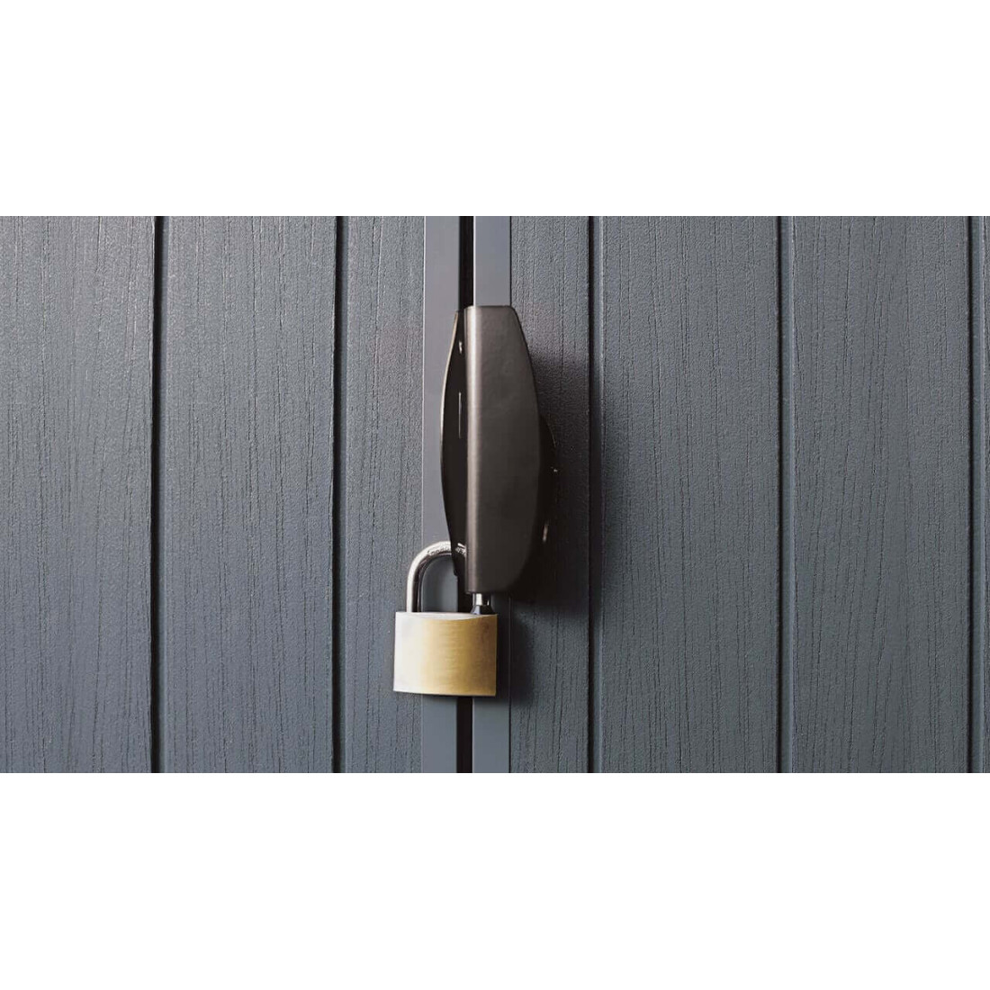 Zbliżenie na możliwość zamknięcia narzędziowni przy pomocy kłódki