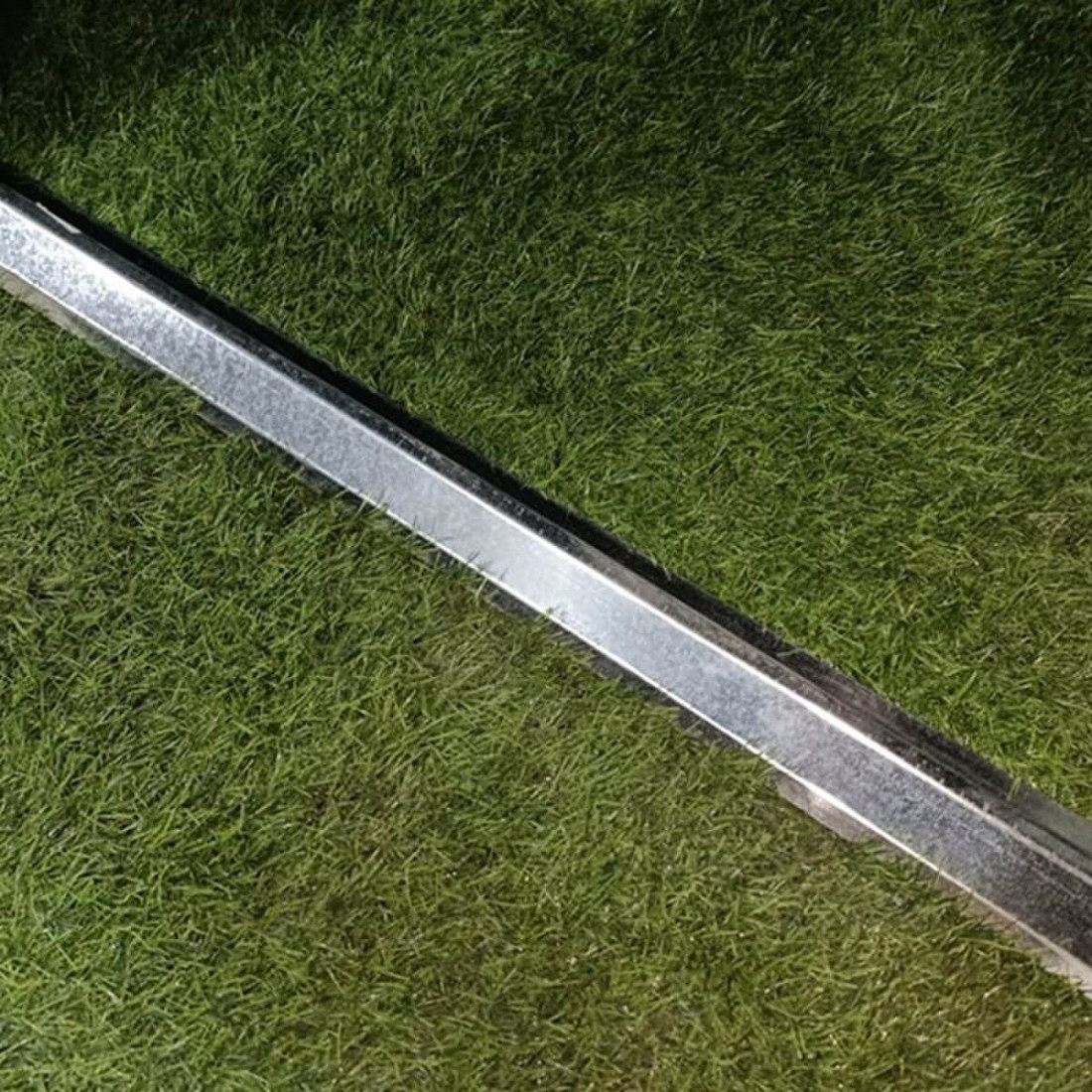 Metalowy próg na wejściu do domku narzędziowego Vermont