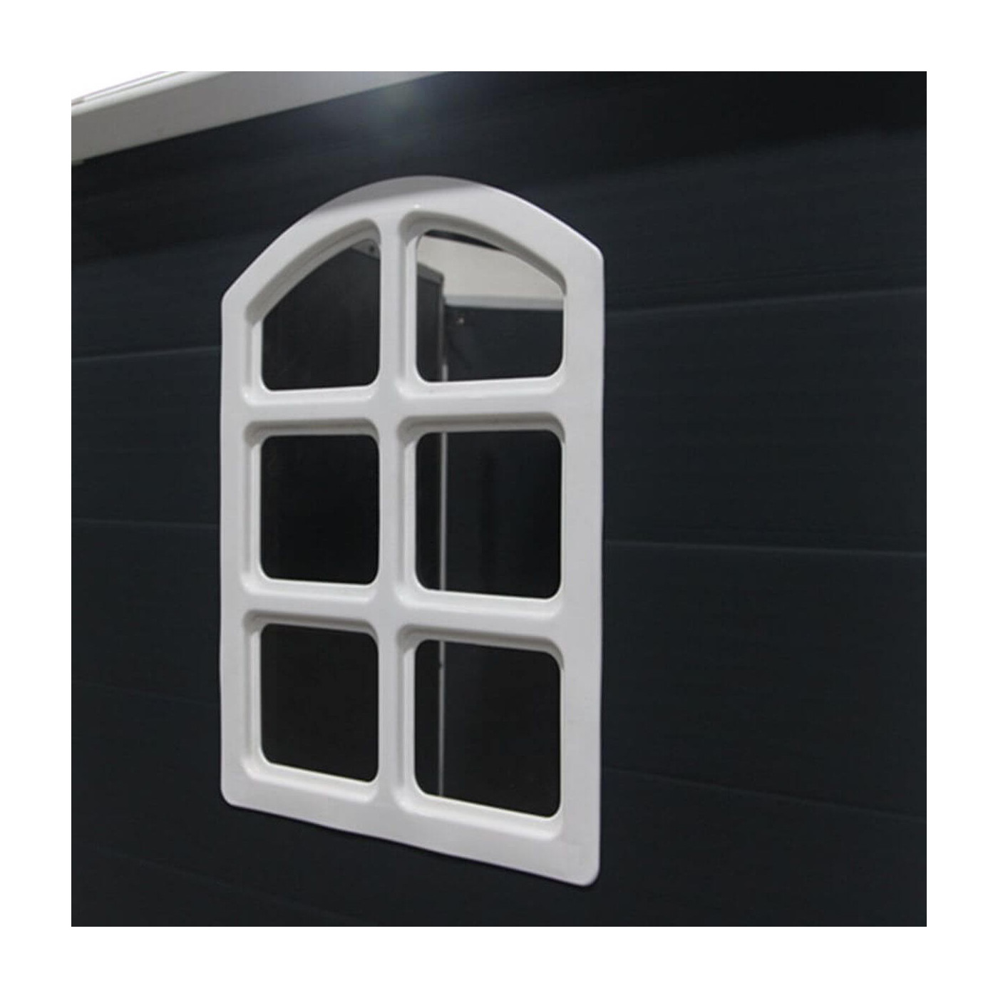 Praktyczne okno w białej ramie na ścianie domku ogrodowego Vermont 190-280cm od Hardmaister