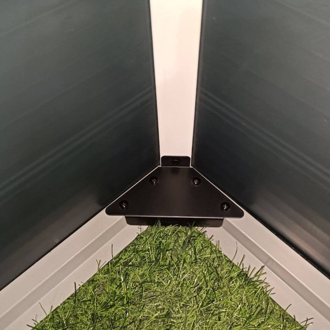 Solidna konstrukcja domku ogrodowego Vermont 190x280cm, zabezpieczona złączem kątowym z metalu 