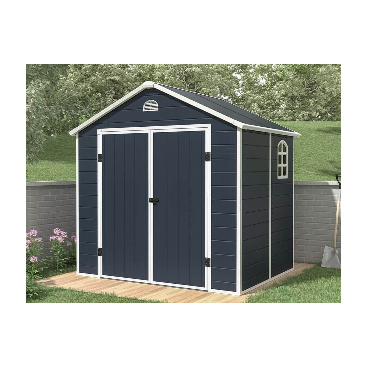 Domek narzędziowy Vermont w ogrodzie, na drewnianym podeście, narzędzia ogrodnicze obok domku