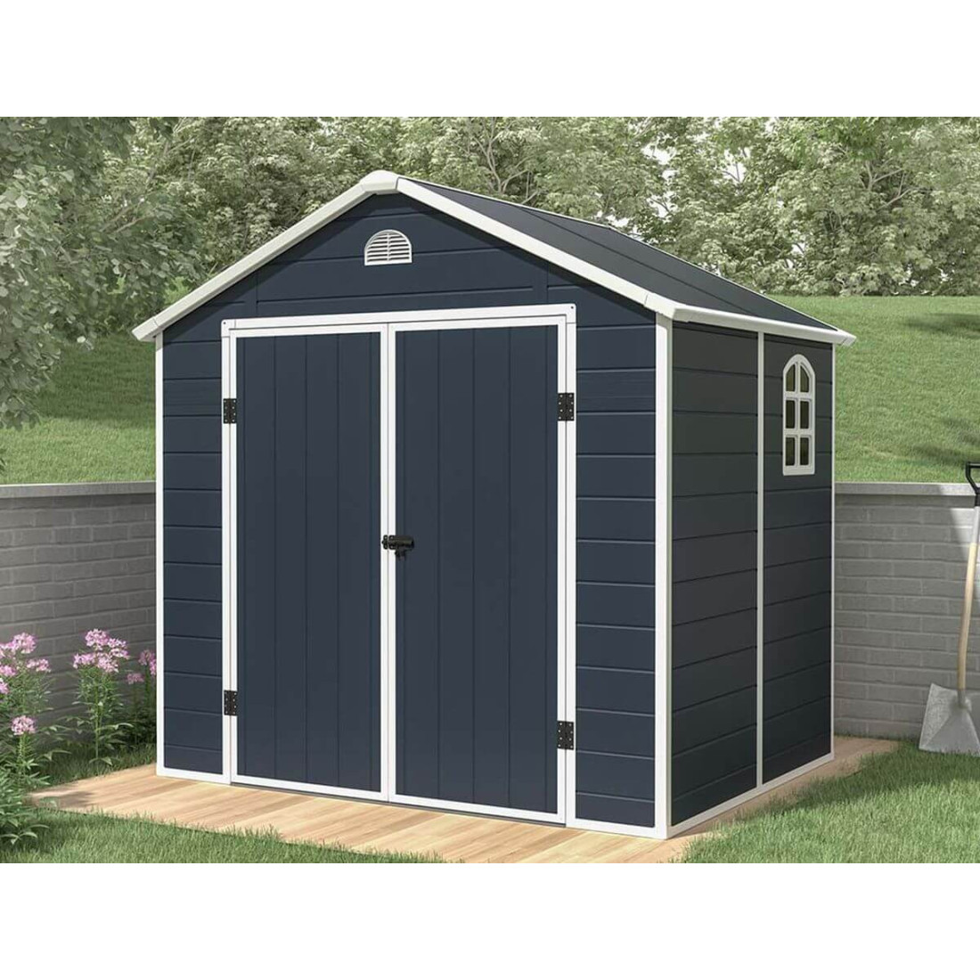 Domek narzędziowy Vermont w ogrodzie, na drewnianym podeście, narzędzia ogrodnicze obok domku