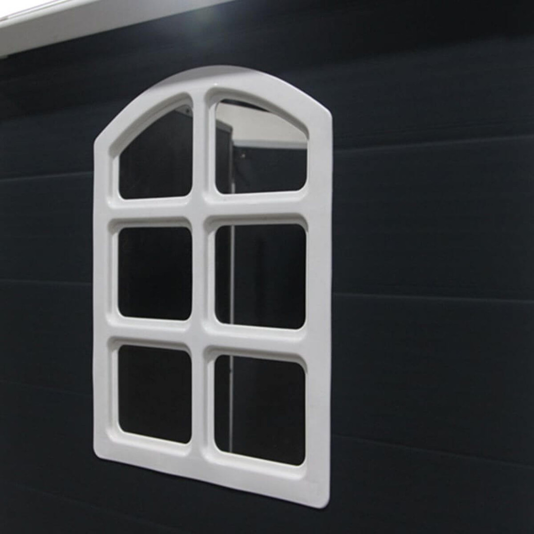 Okno z białą ramą na bocznej ścianie domku narzędziowego Vermont - 242x192cm - Hardmaister 