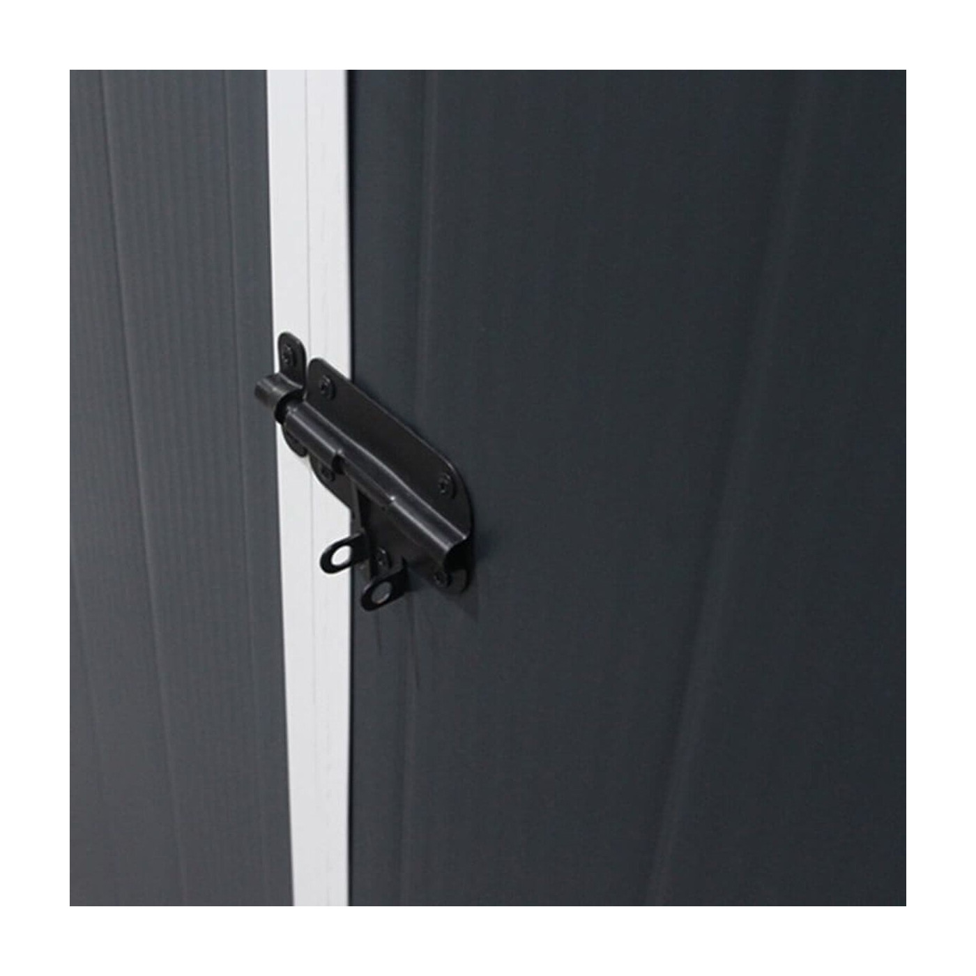 Czarny, metalowy zamek na drzwiach domku narzędziowego Vermont, zabezpieczający zawartość domku 