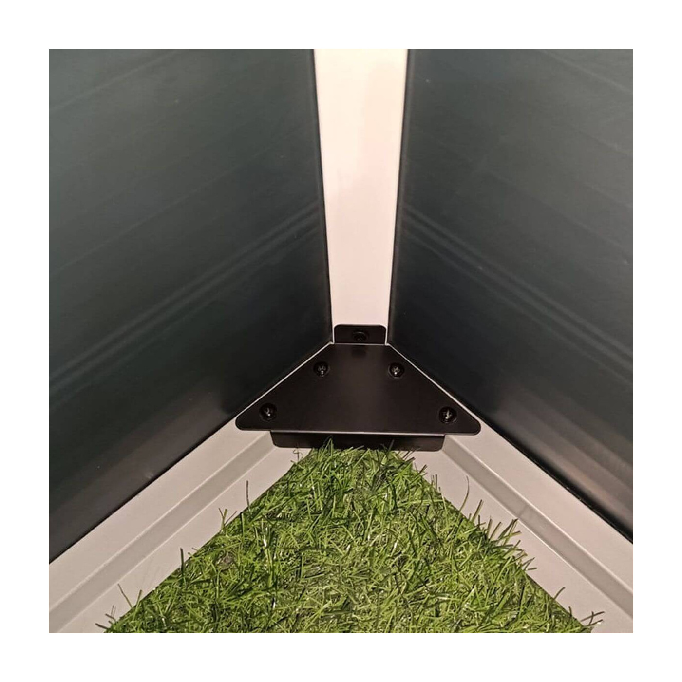 Kątownik wzmacniający konstrukcję w środku domku narzędziowego Vermont, czarny metalowy 