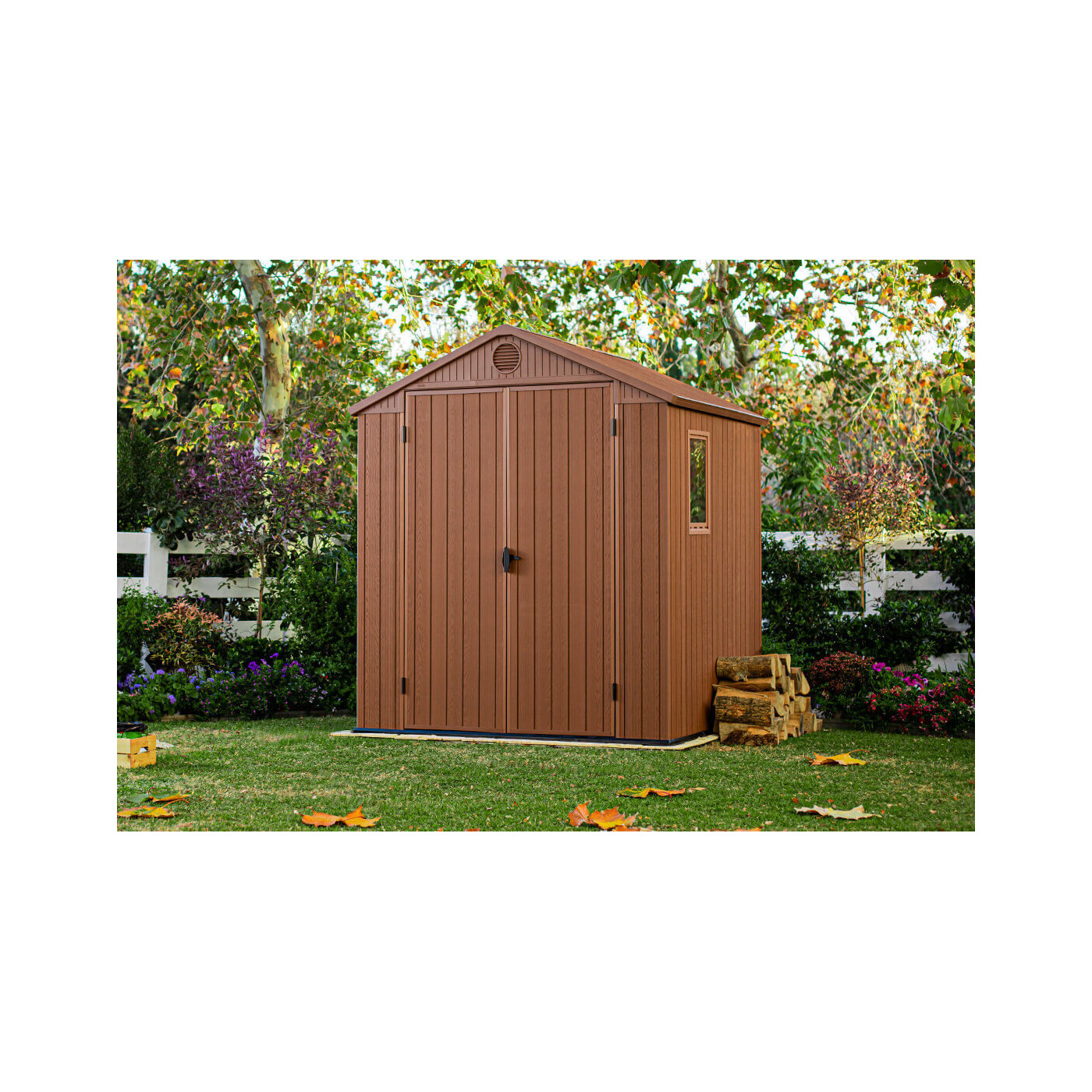 Wizualizacja brązowego domku narzędziowego DARWIN 6x6 - Keter w ogrodzie