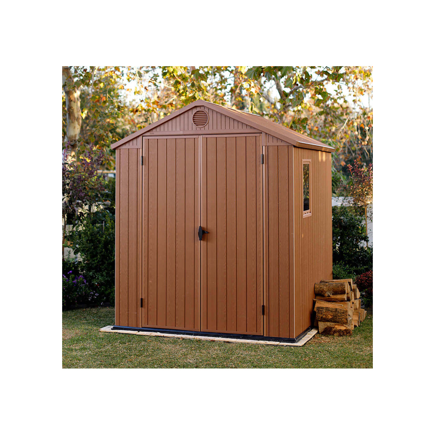 Aranżacja domku ogrodowego DARWIN 6x6 Brown wykonanego z tworzywa sztucznego