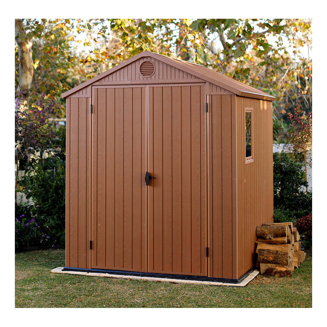 Aranżacja domku ogrodowego DARWIN 6x6 Brown wykonanego z tworzywa sztucznego