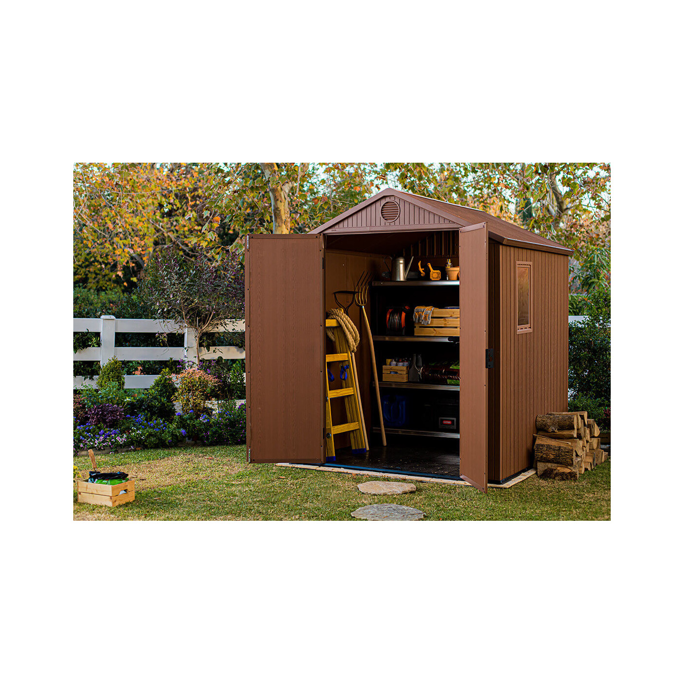 Aranżacja w ogrodzie zagospodarowanego wnętrza narzędziowni DARWIN o rozmiarze 6x6 od firmy Keter