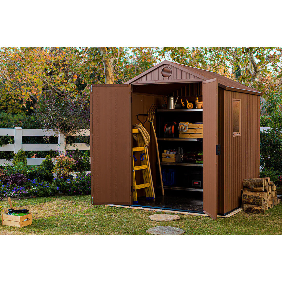 Aranżacja w ogrodzie zagospodarowanego wnętrza narzędziowni DARWIN o rozmiarze 6x6 od firmy Keter