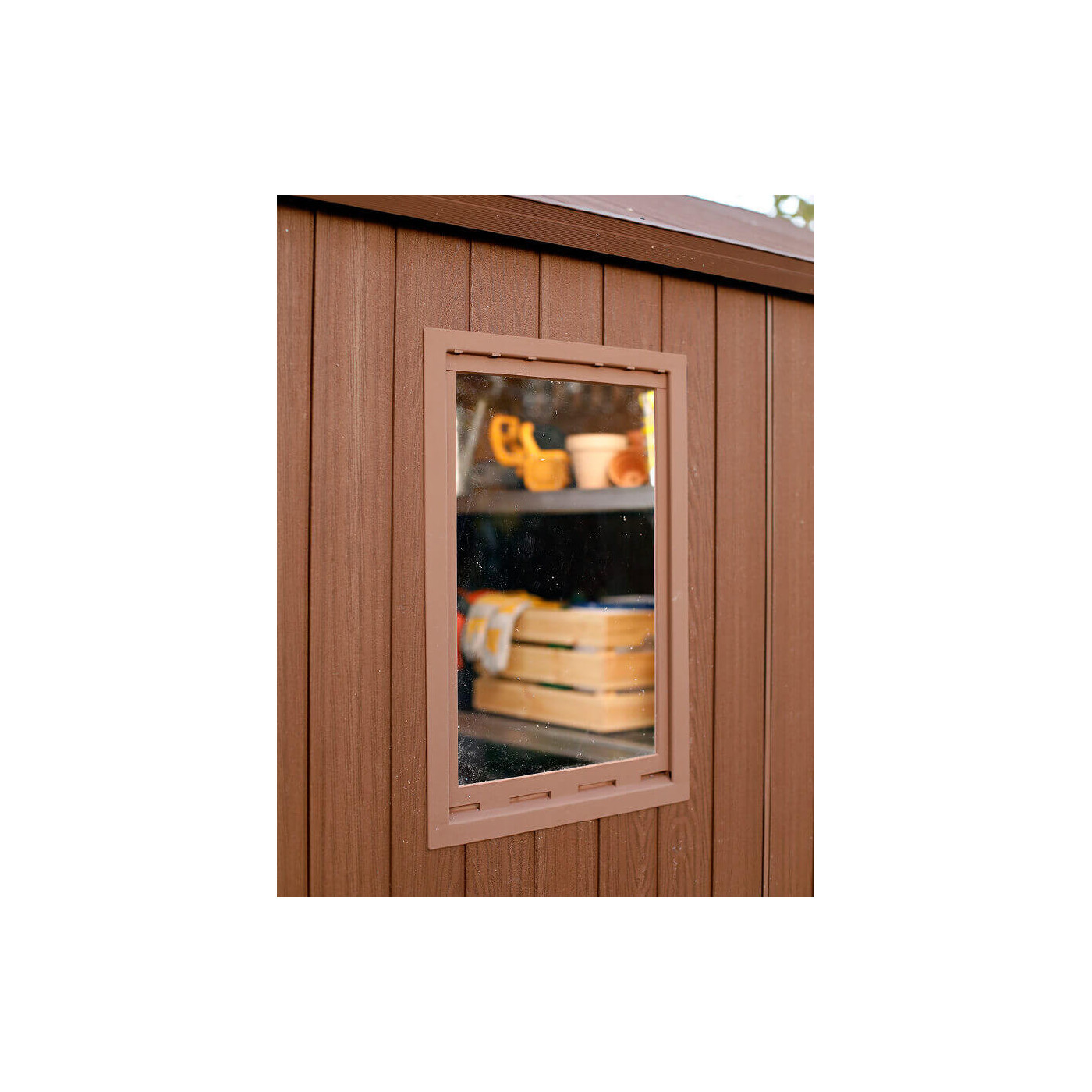 Zbliżenie na okno znajdujące się w narzędziowni