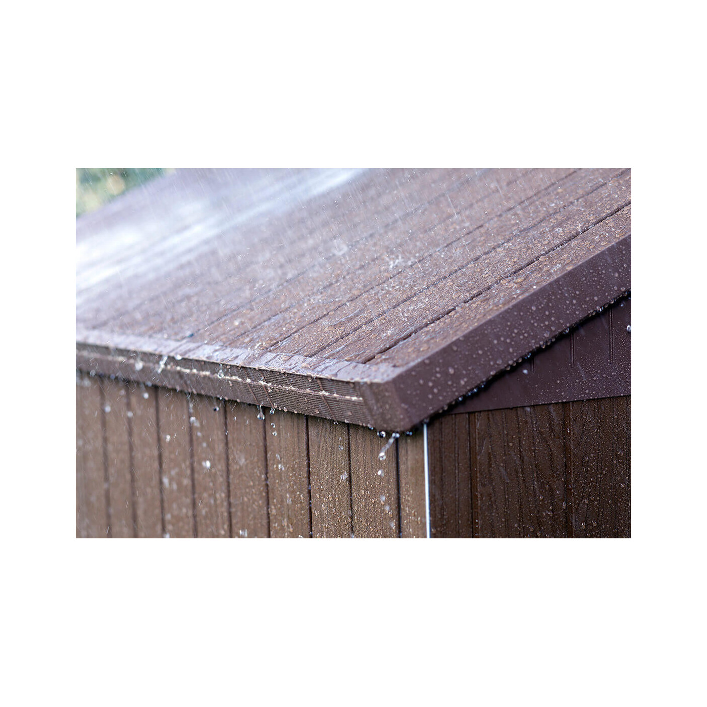 Widok na wodoodporny dach w szopce narzędziowej