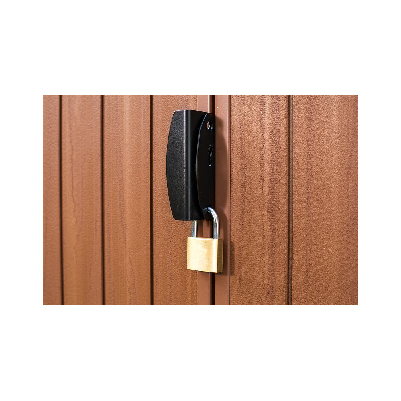 Zbliżenie na możliwość zamknięcia narzędziowni przy pomocy kłódki