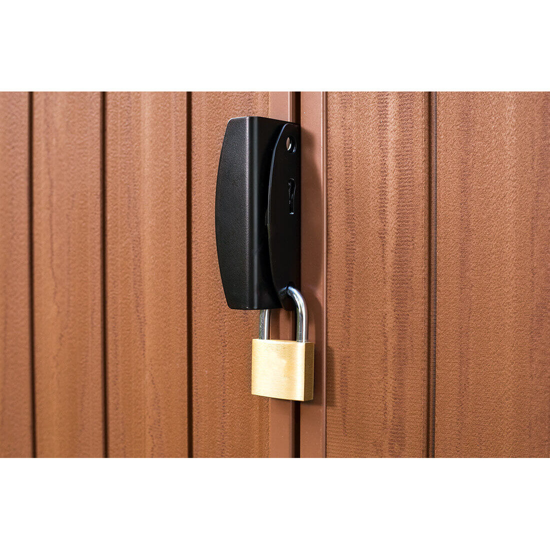 Zbliżenie na możliwość zamknięcia narzędziowni przy pomocy kłódki