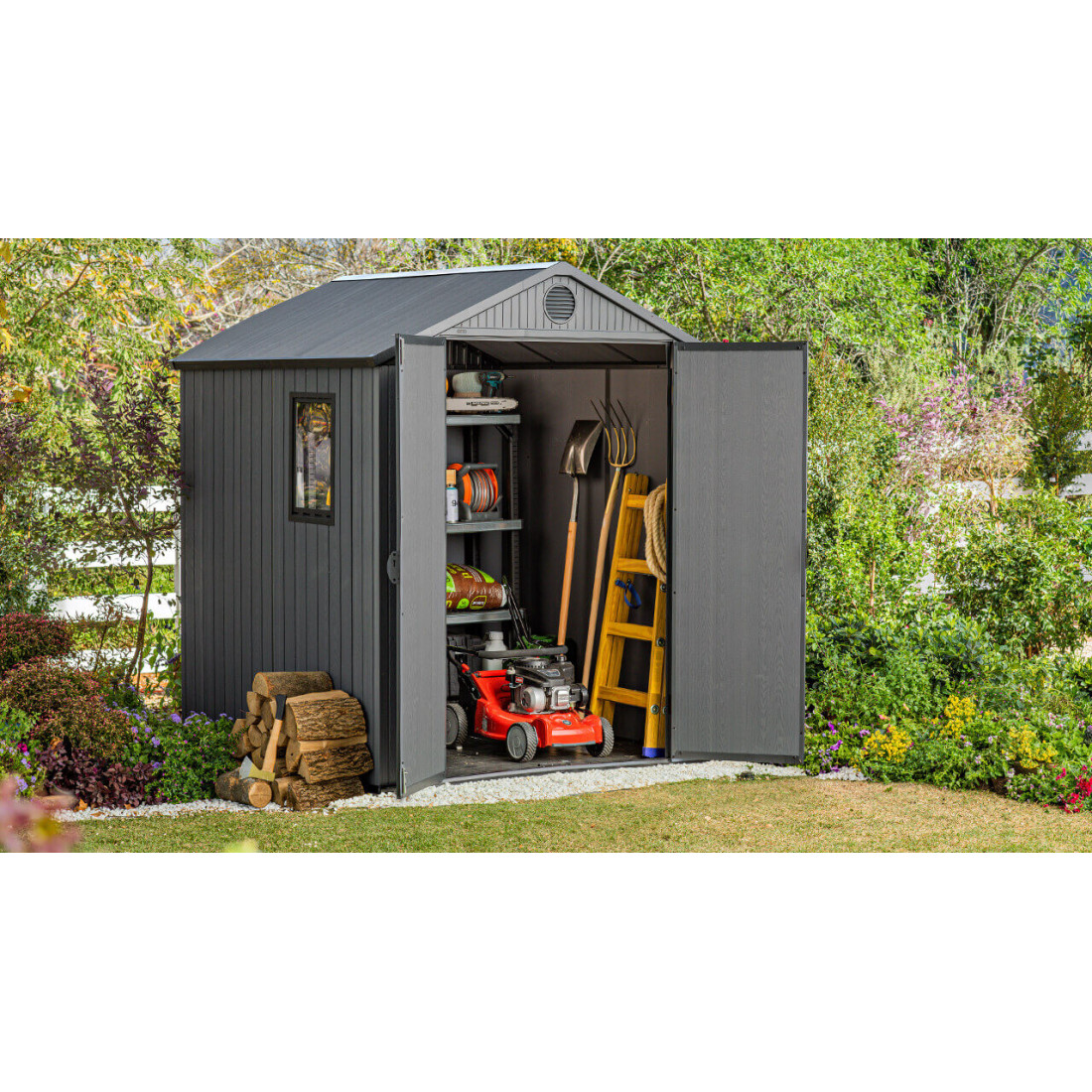 Wizualizacja grafitowej narzędziowni DARWIN w rozmiarze 6x6 w ogrodzie