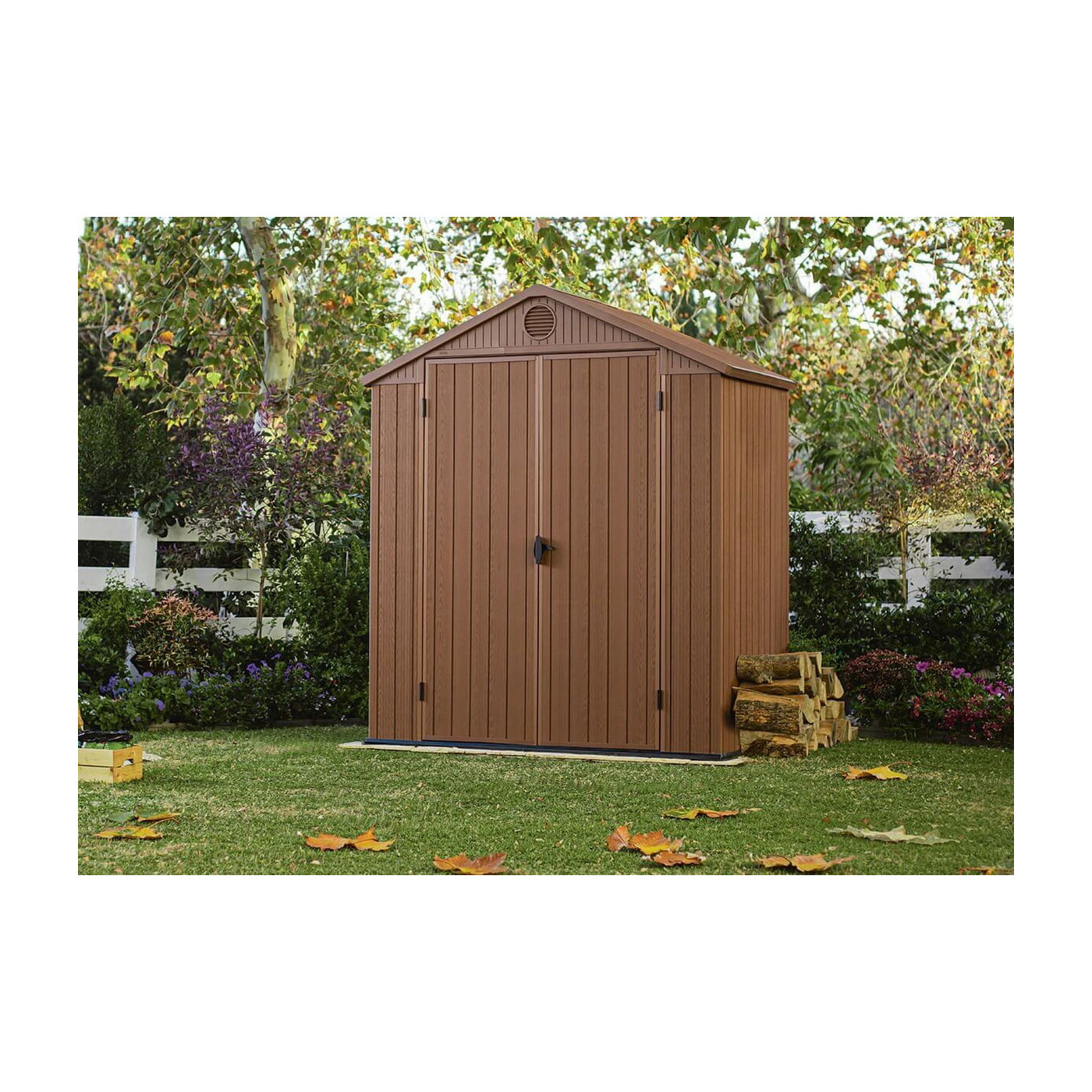 Wizualizacja brązowego domku narzędziowego DARWIN 6x4 - Keter w ogrodzie