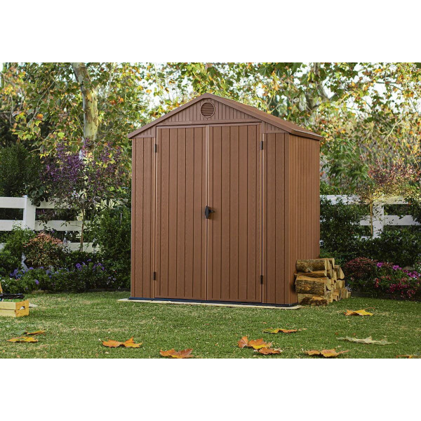 Wizualizacja brązowego domku narzędziowego DARWIN 6x4 - Keter w ogrodzie