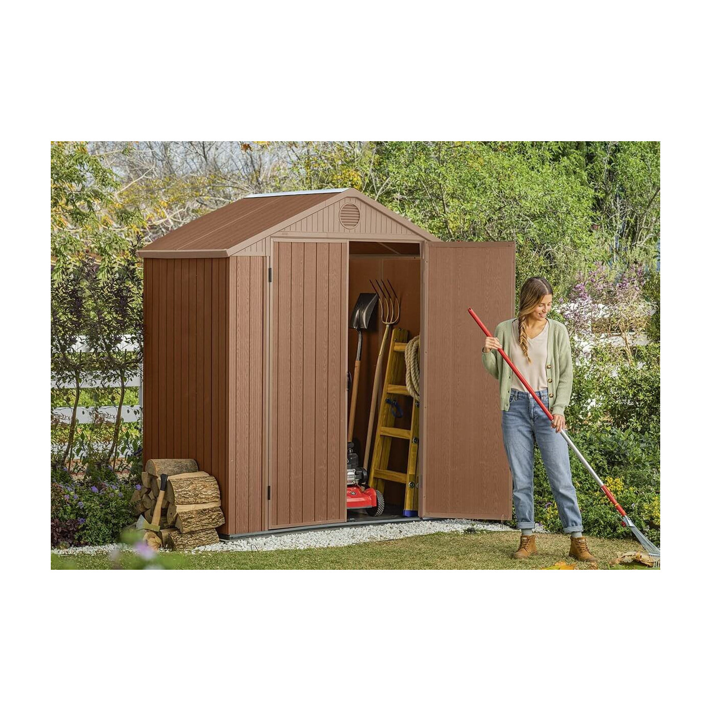 Widok pracującej kobiety w ogrodzie i narzędziowni Darwina za nią