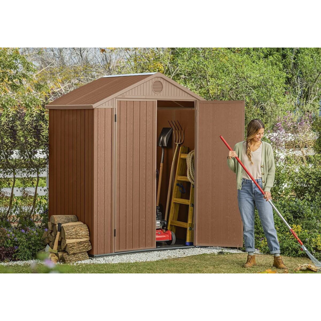 Widok pracującej kobiety w ogrodzie i narzędziowni Darwina za nią