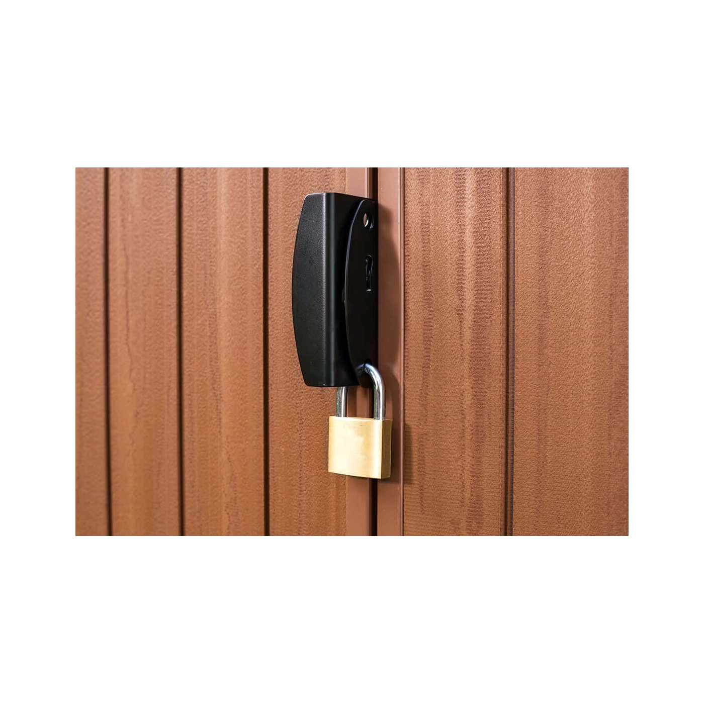 Zbliżenie na możliwość zamknięcia narzędziowni przy pomocy kłódki