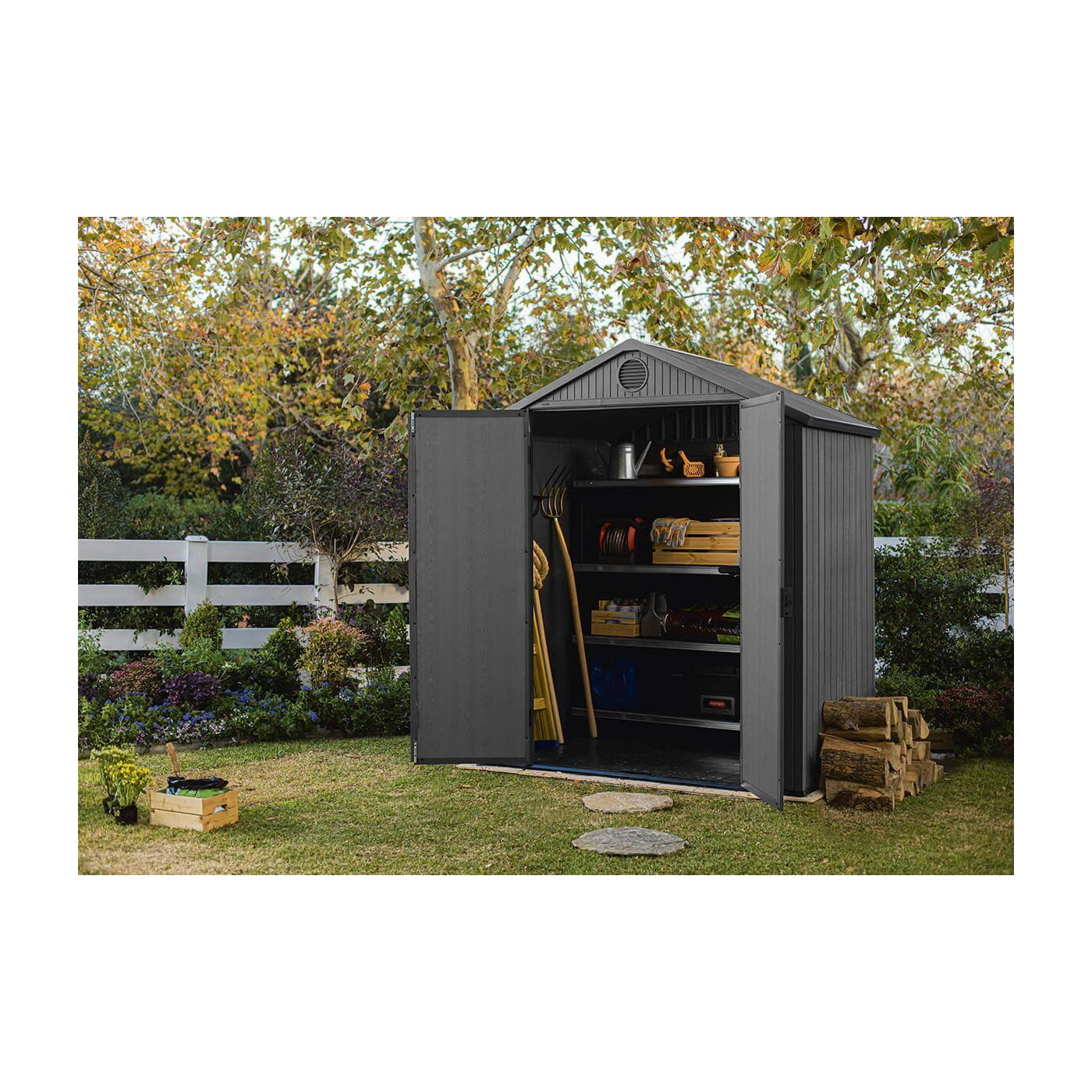 Wizualizacja grafitowego domku narzędziowego DARWIN 6x4 - Keter w ogrodzie