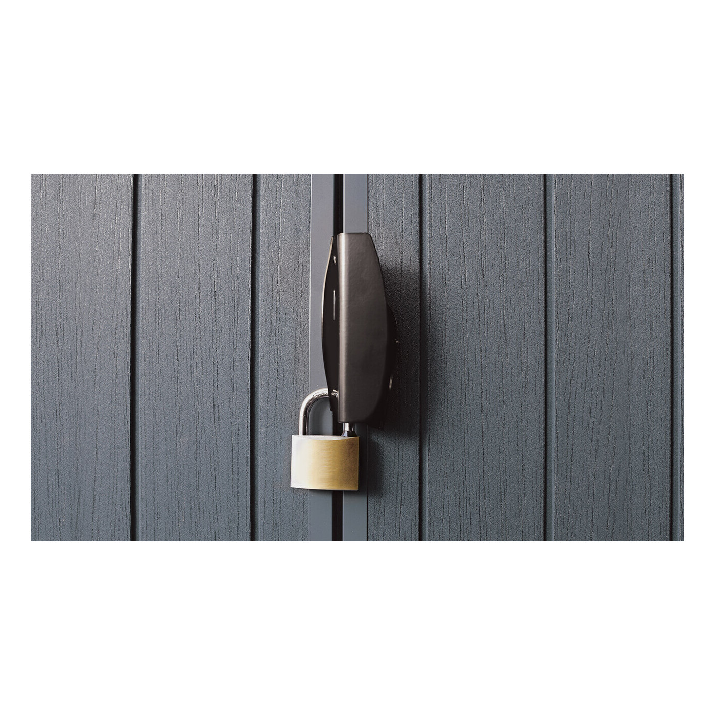 Zbliżenie na możliwość zamknięcia narzędziowni przy pomocy kłódki