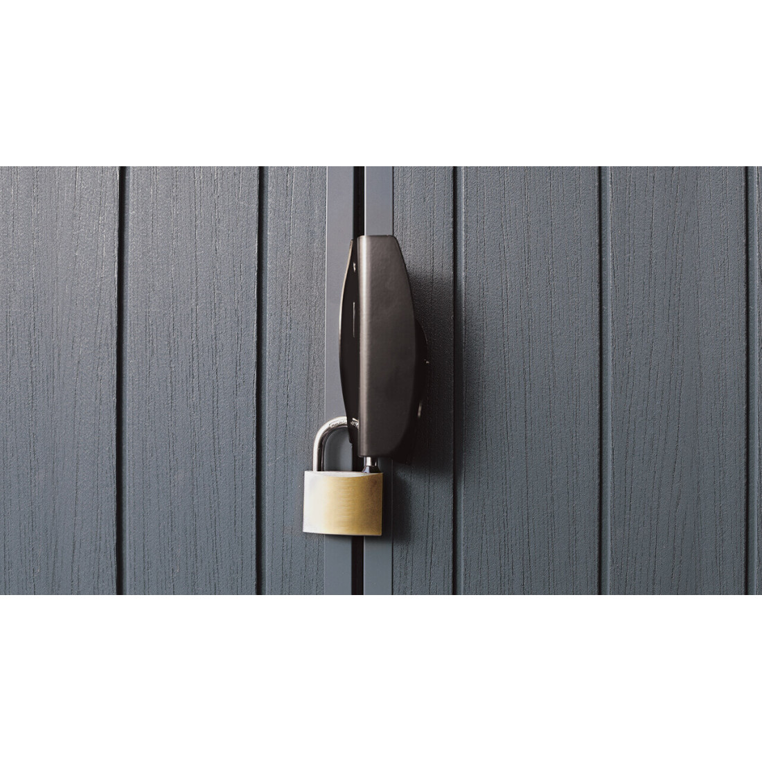 Zbliżenie na możliwość zamknięcia narzędziowni przy pomocy kłódki