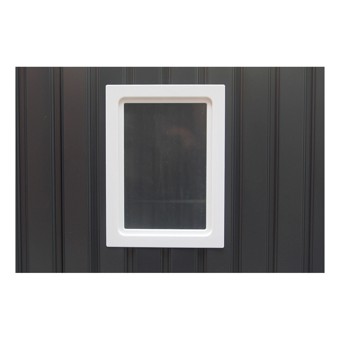 Okno z białą ramą domku na narzędzia Falcon 340x194 cm - Hardmaister