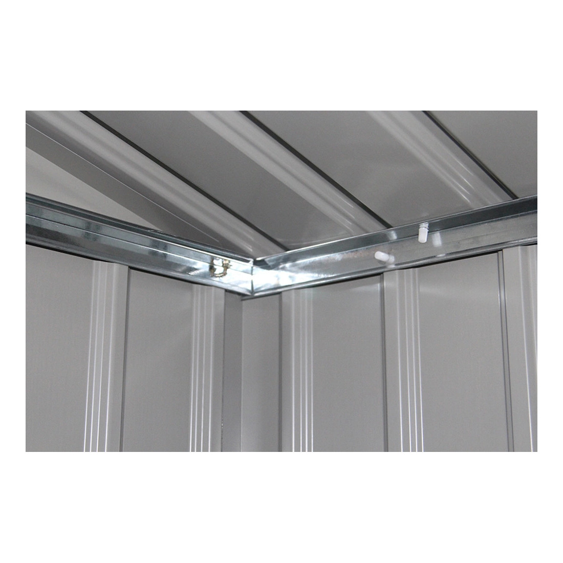 Solidna metalowa konstrukcja wewnątrz domku narzędziowego HUDSON