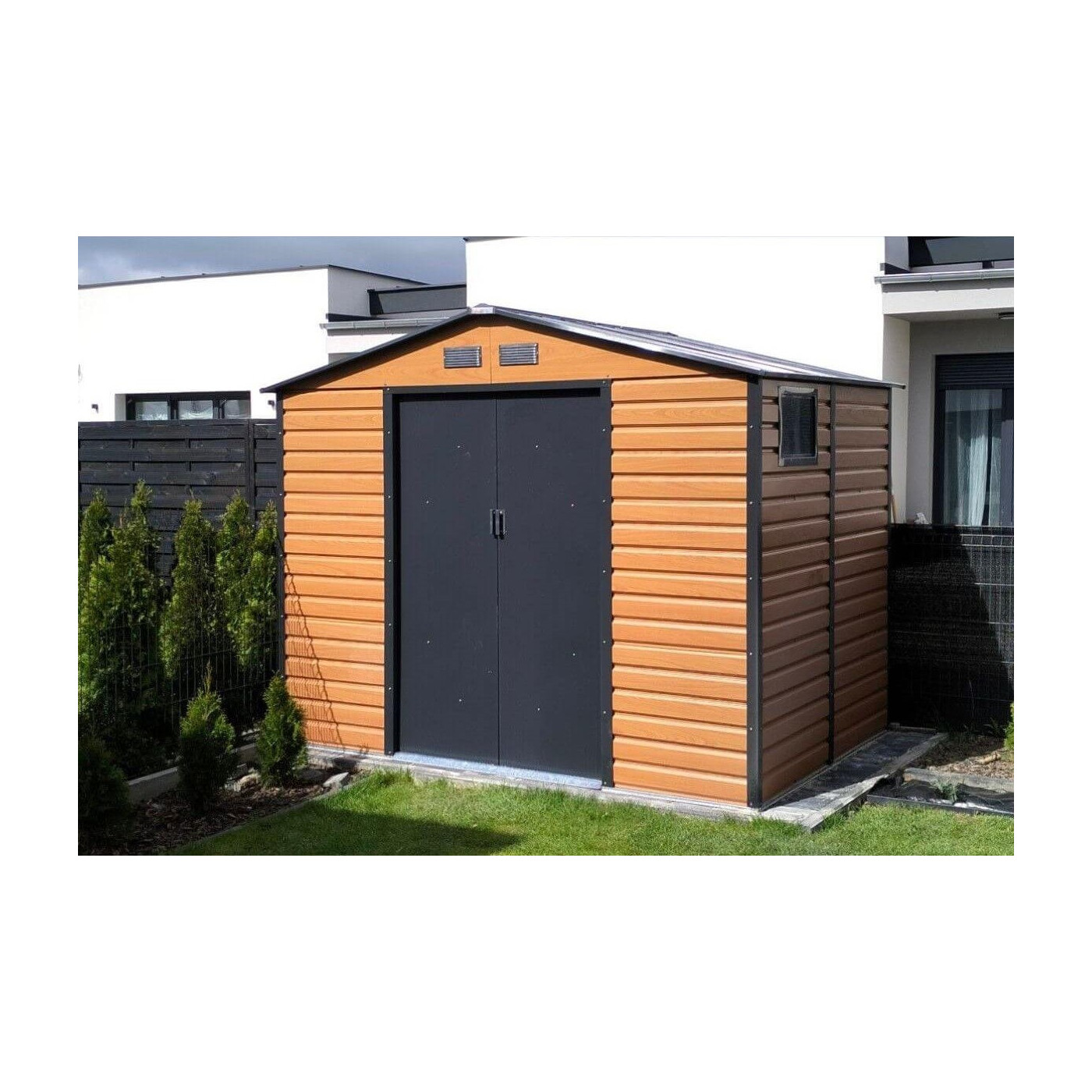 Domek ogrodowy Montreal w odcieniu Oak Grey w aranżacji w ogrodzie