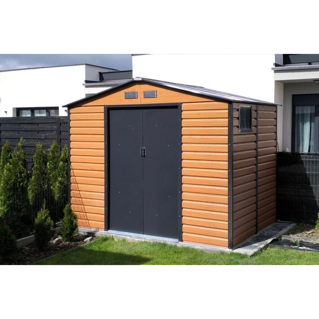 Domek ogrodowy Montreal w odcieniu Oak Grey w aranżacji w ogrodzie