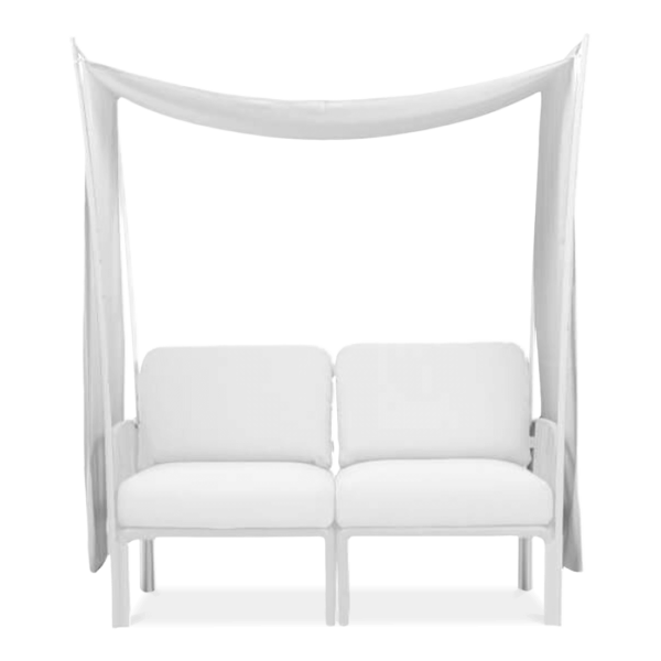 biały baldachim na białym stelażu chroniący białą sofę