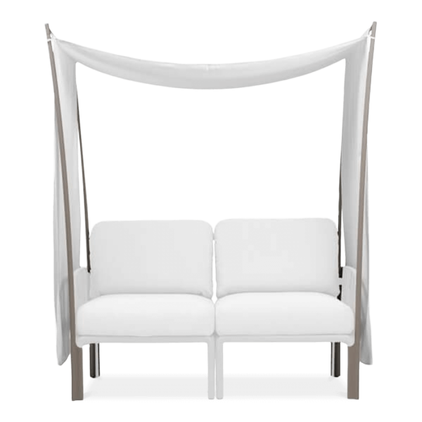 biały baldachim na brązowym stelażu chroniący siedzisko ogrodowe