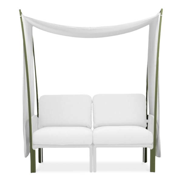 baldachim na zielonym stelażu chroniący białą ogrodową sofę 