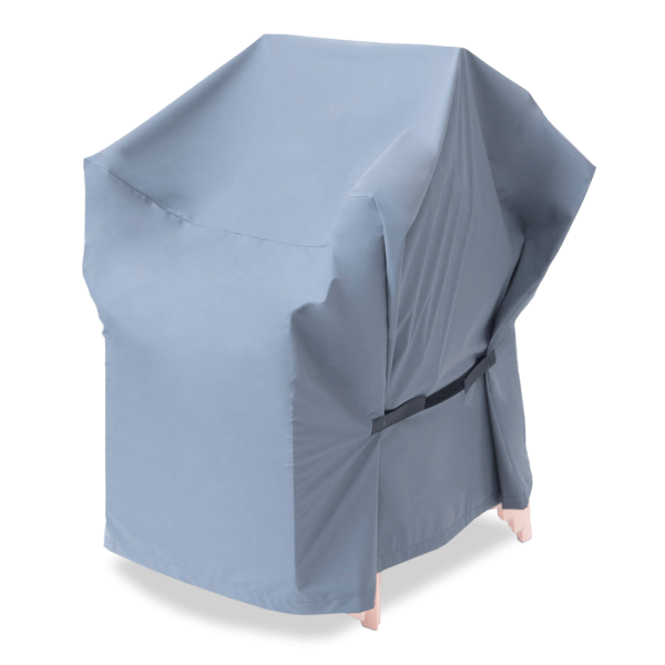 Krzesło przykryte szarym pokrowcem ogrodowym