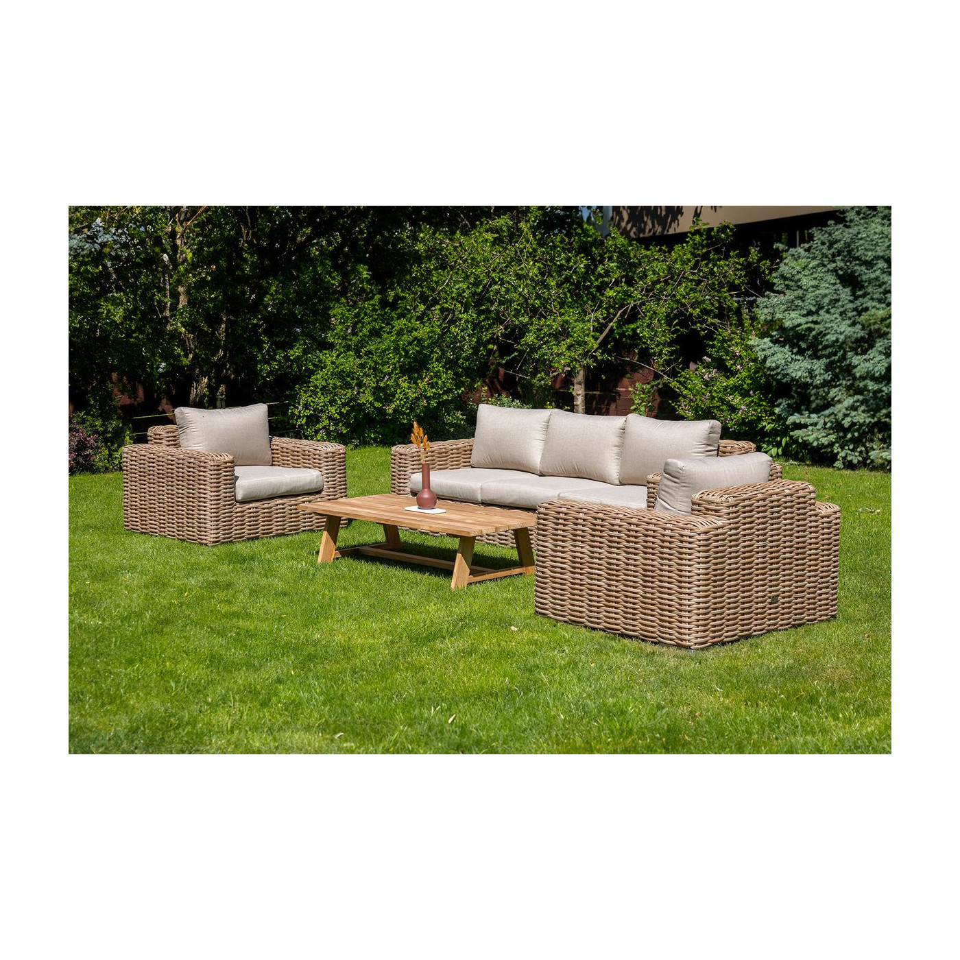 Technorattanowy zestaw ogrodowy suprema nature na tle ogrodu