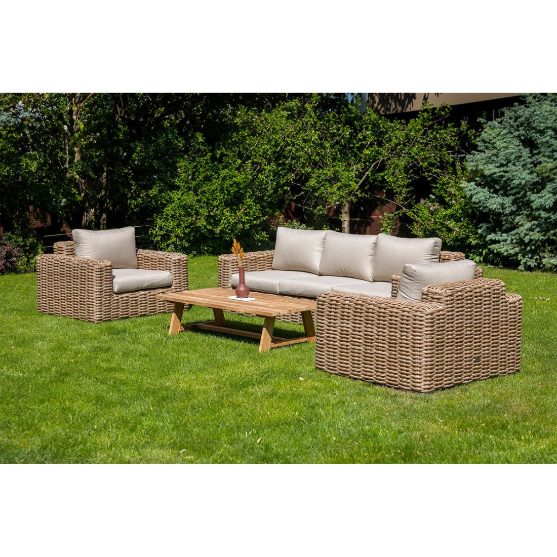 Technorattanowy zestaw ogrodowy suprema nature na tle ogrodu