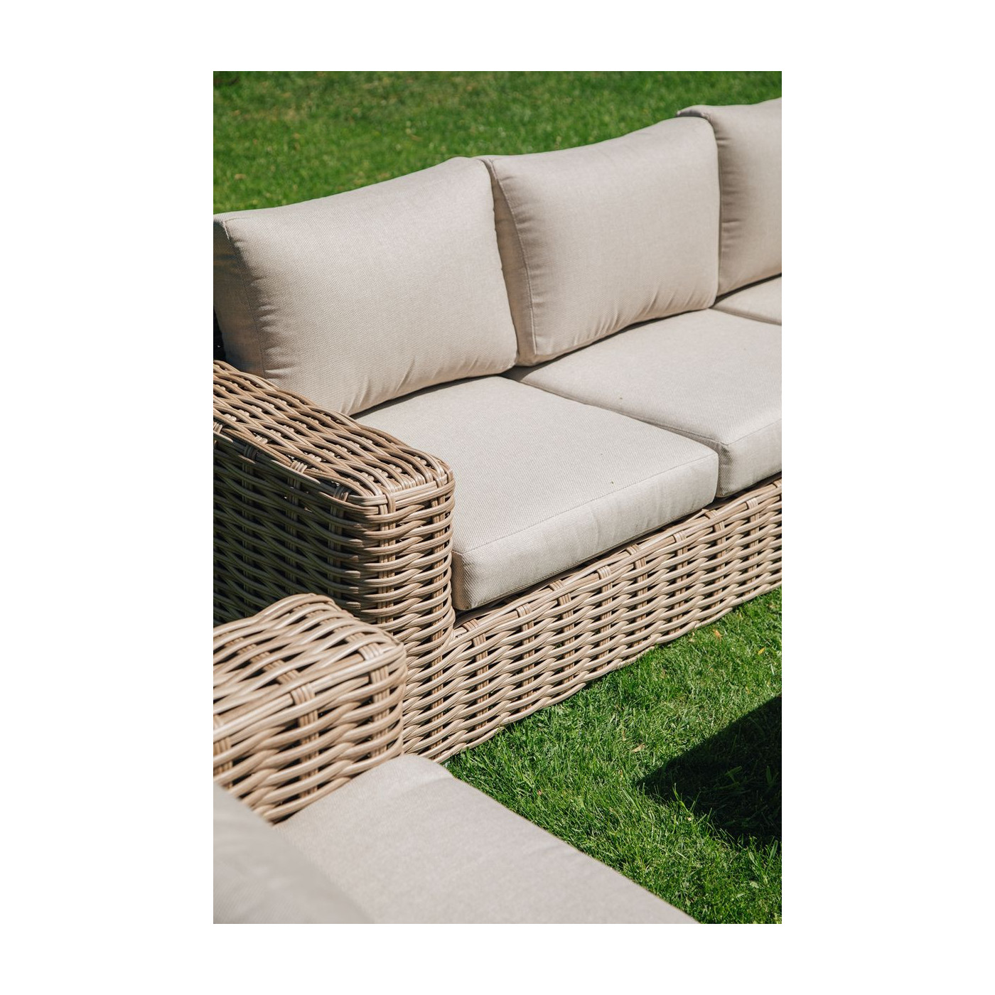 Zbliżenie na technorattan i poduszki w sofie suprema nature