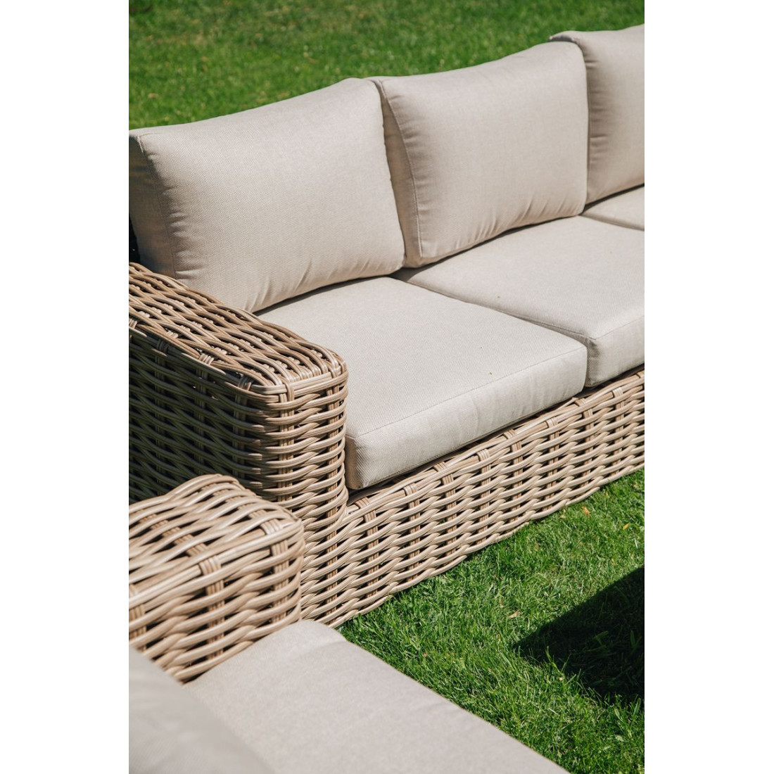 Zbliżenie na technorattan i poduszki w sofie suprema nature