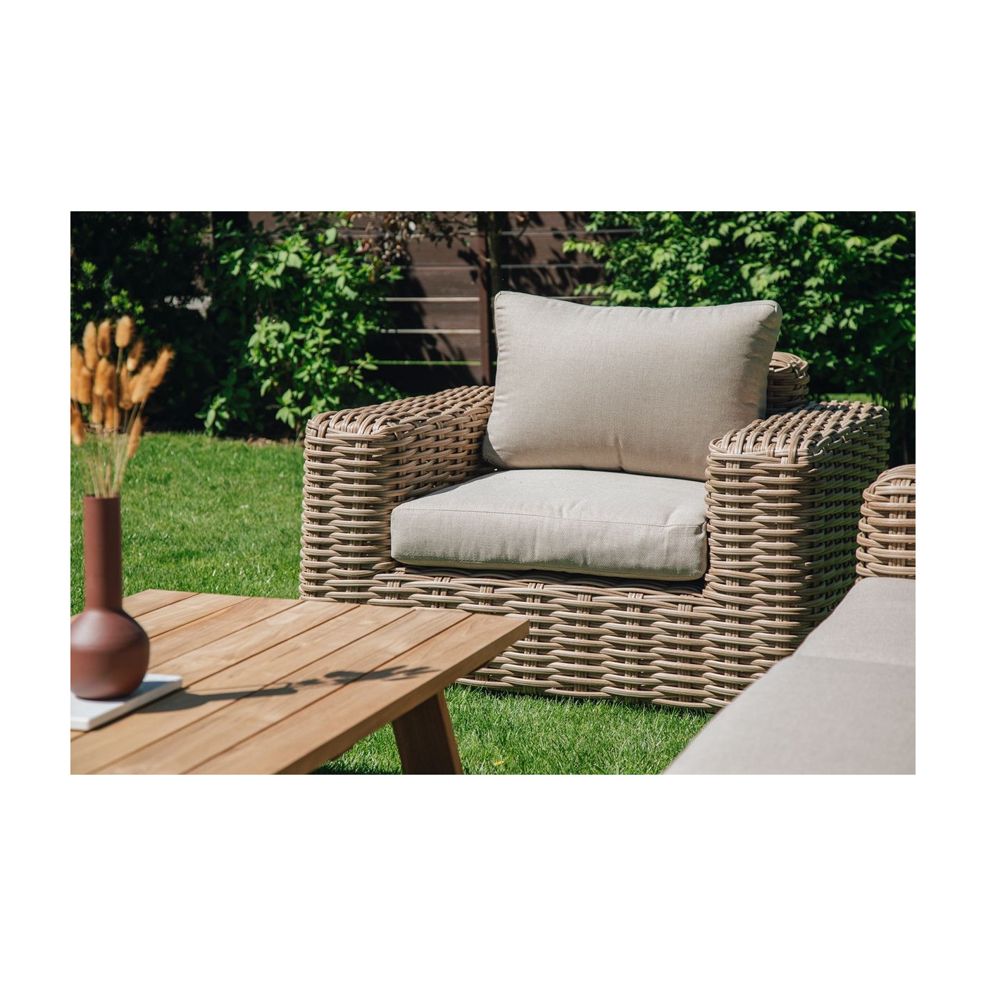 Fotel suprema nature w aranżacji na ogrodzie