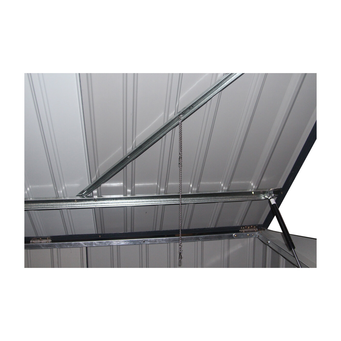 Zbliżenie na hak na łańcuszku z pokrywy, który może złapać i podnieść pokrywę kosza na śmieci