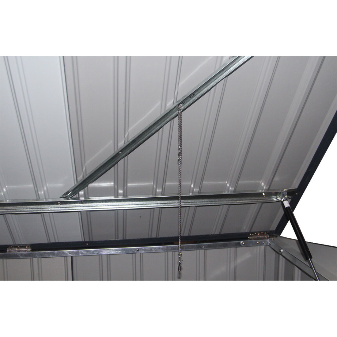 Zbliżenie na hak na łańcuszku z pokrywy, który może złapać i podnieść pokrywę kosza na śmieci