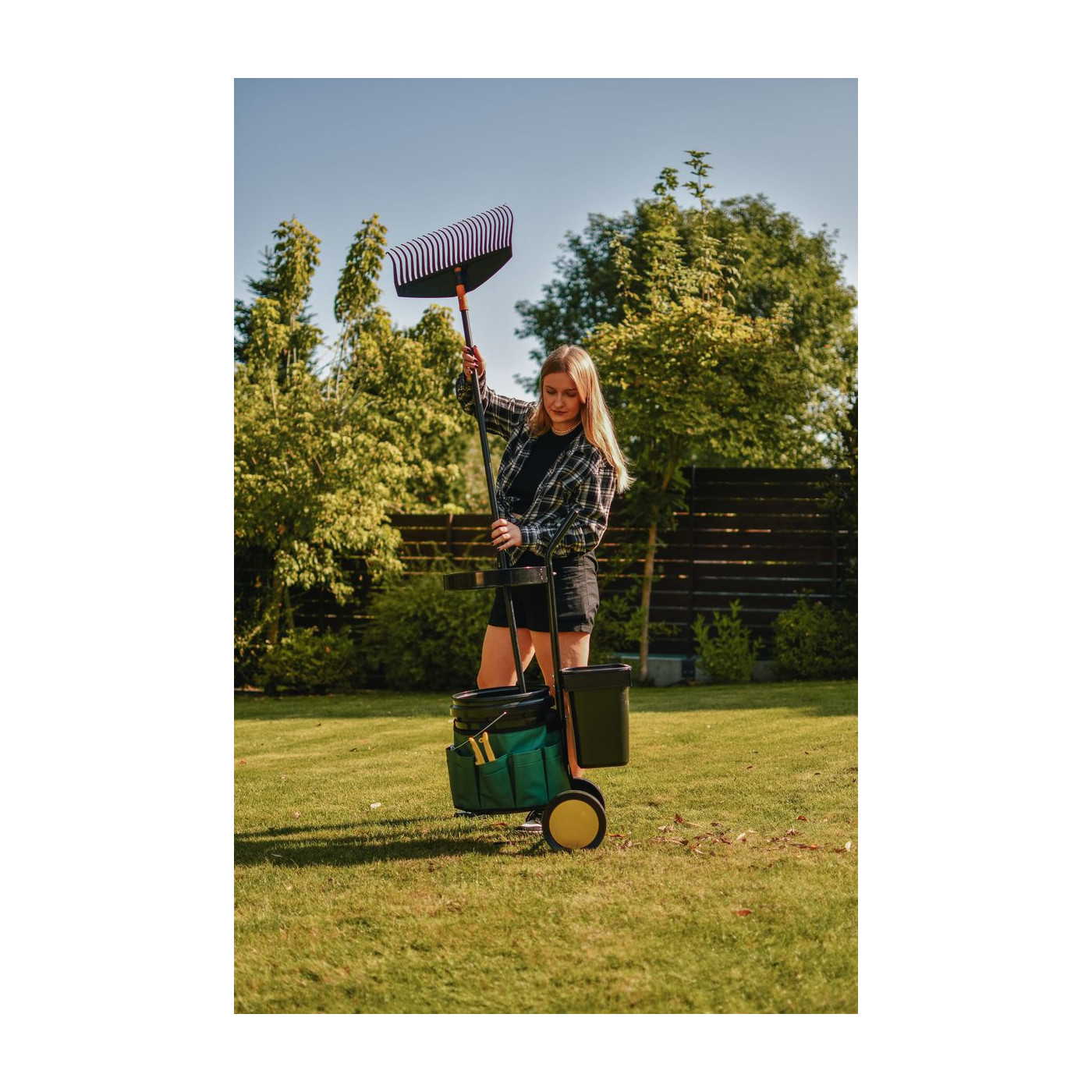 Kobieta wyjmująca narzędzie ogrodowe z wózka ogrodowego CULTIVO