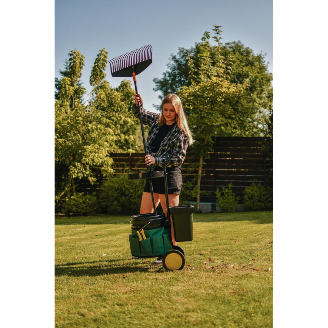 Kobieta wyjmująca narzędzie ogrodowe z wózka ogrodowego CULTIVO