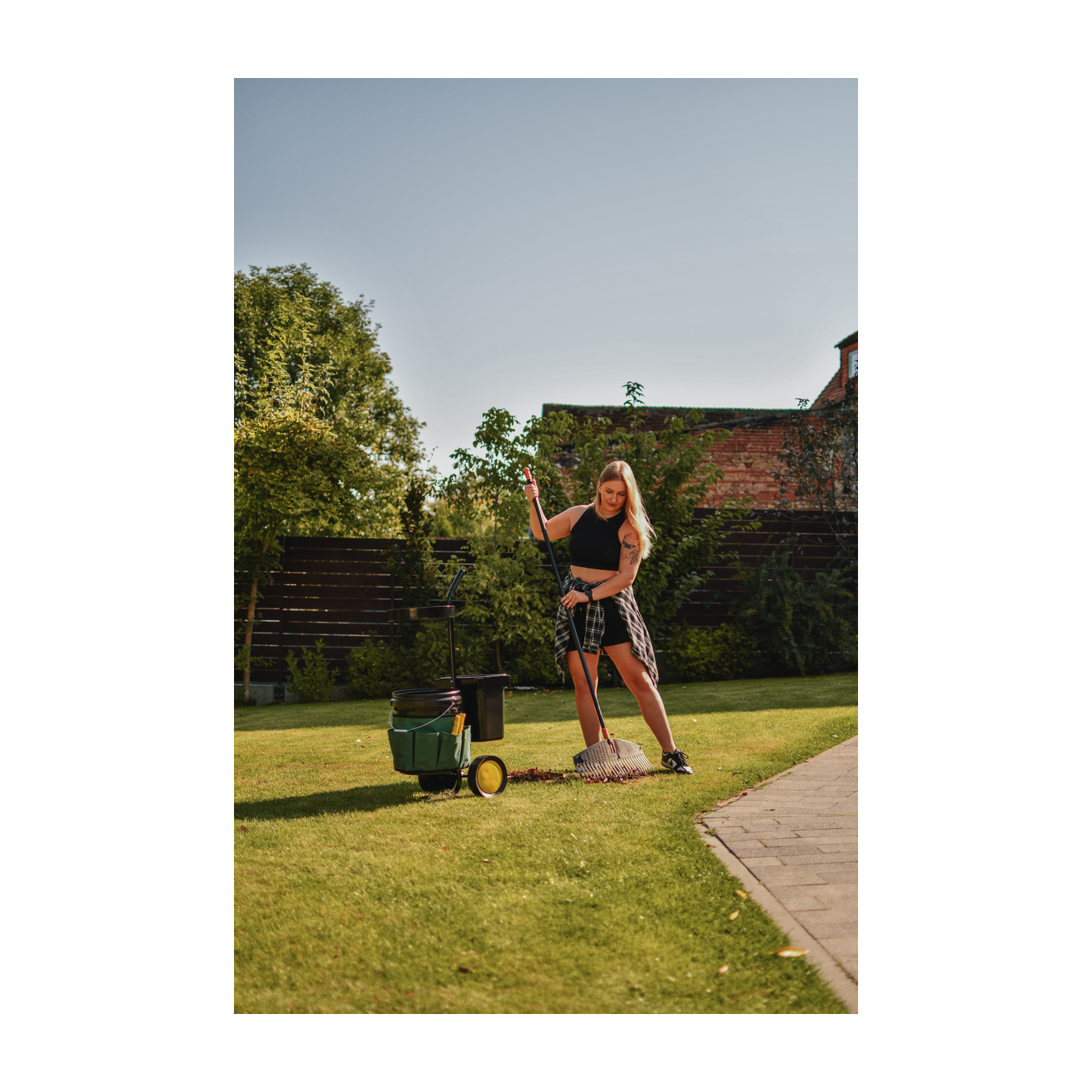 Kobieta wykonująca prace w ogrodzie przy pomocy wózka na narzędzia CULTIVO