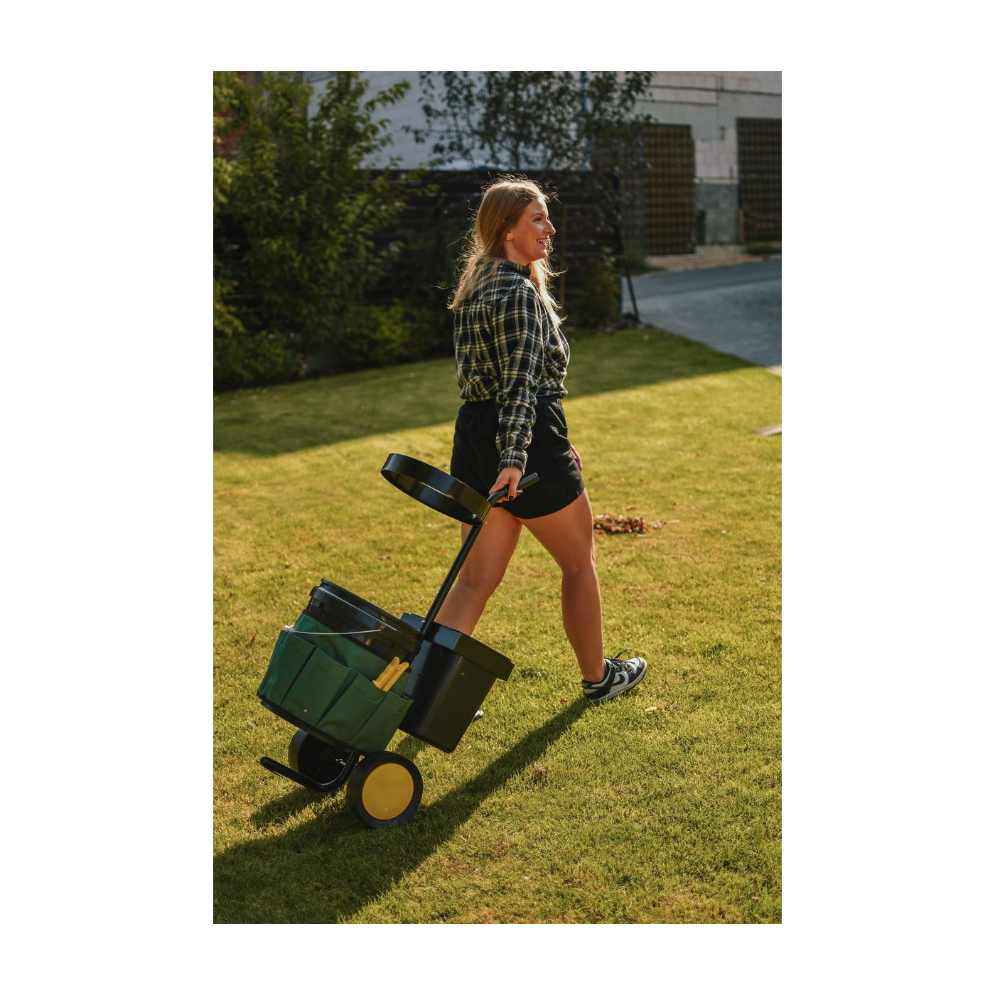 Kobieta ciągnąca wózek narzędziowy CULTIVO w ogrodzie 